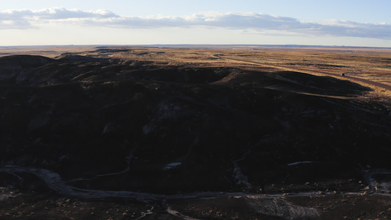 paisaje aéreo de las tierras baldías del desierto de arizona con carretera, drone volando hacia adelante