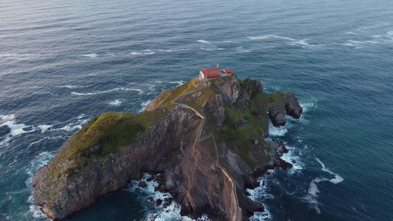Riprese aeree dell'attrazione religiosa di Gaztelugatxe nei Paesi Baschi, nel nord della Spagna, pellegrinaggio del Cammino di Santiago.