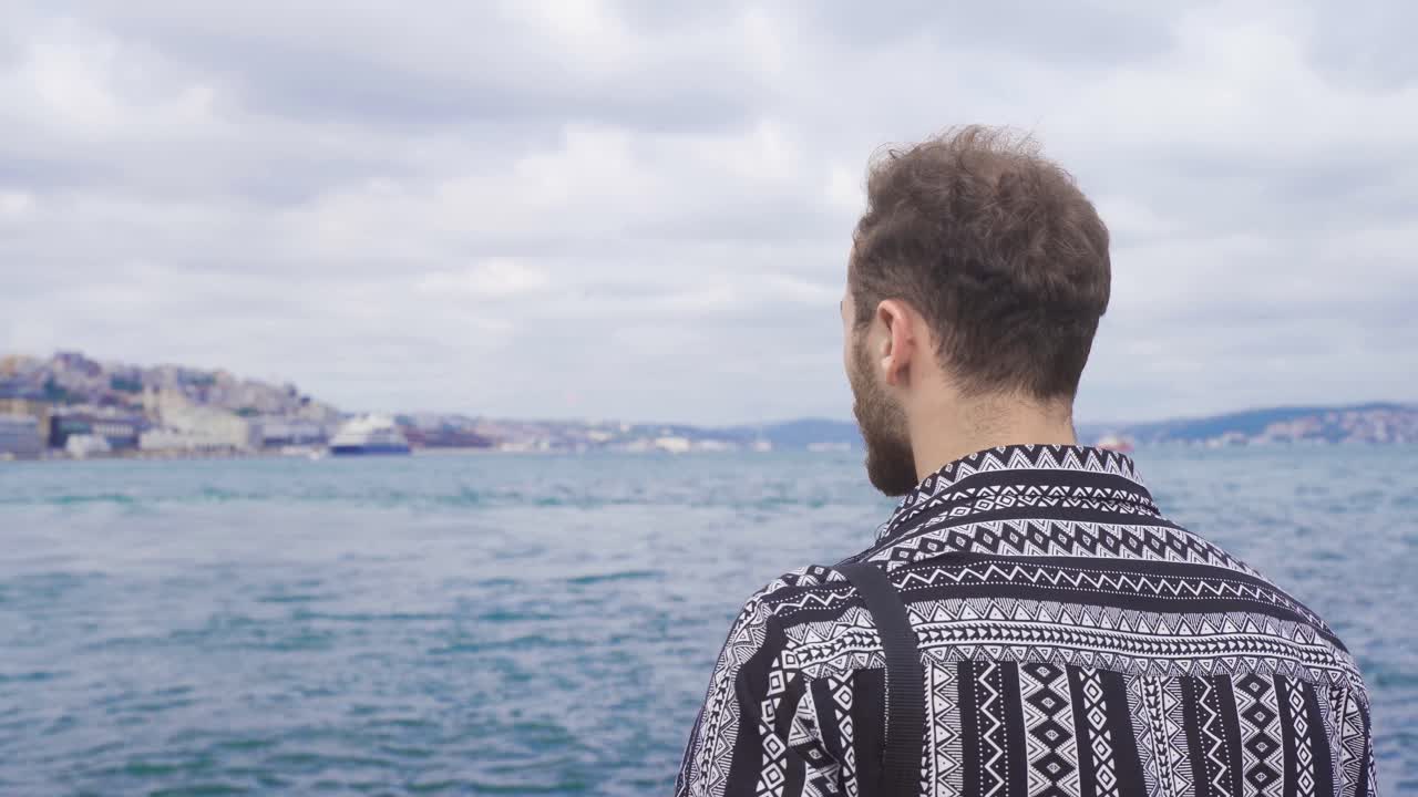 해변에서 행복하고, 즐겁고, 흥분한 젊은이.