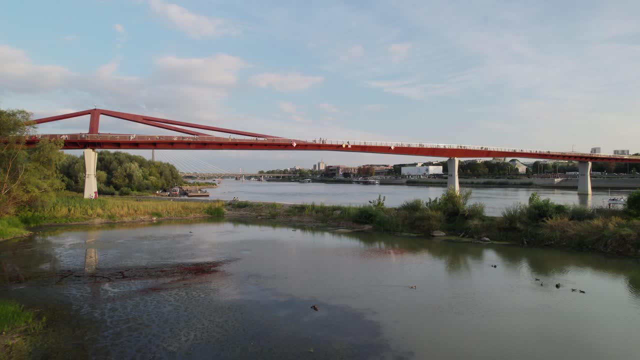 폴란드의 바르샤바에 있는 클라드카 나 위슬 다리 (kladka na wisła bridge) 를 향해 부드럽게 접근하고 있다.