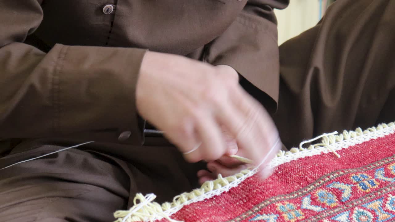 качаются по краям ковра.