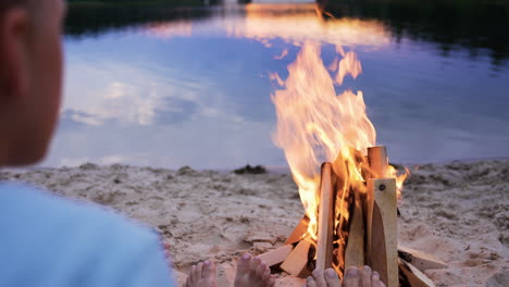 fuego de campamento en un lago