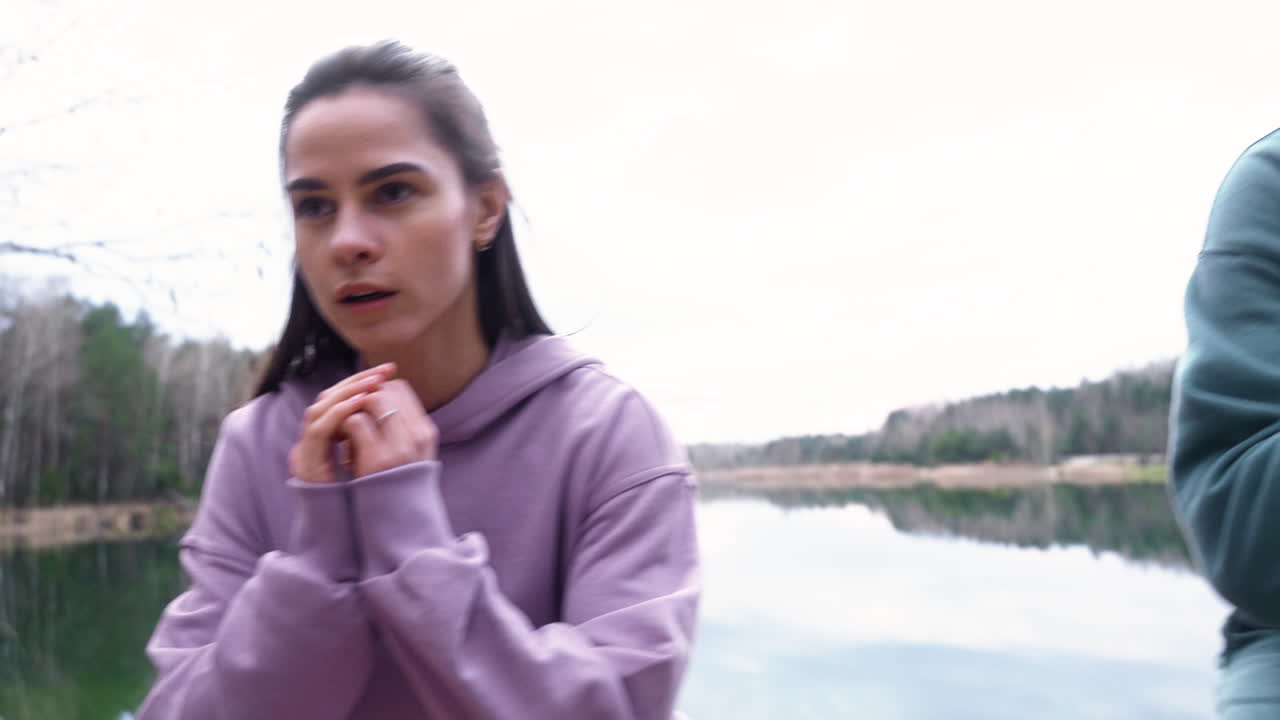 пара делает упражнения на открытом воздухе