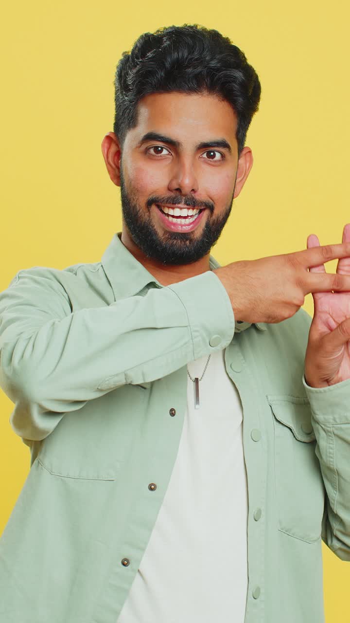 joven indio mostrando un símbolo de hashtag con los dedos contenido viral popular en las redes sociales