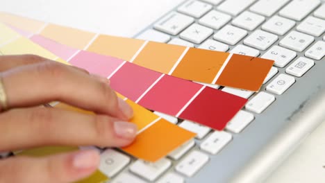 primer plano de una mujer casada eligiendo colores