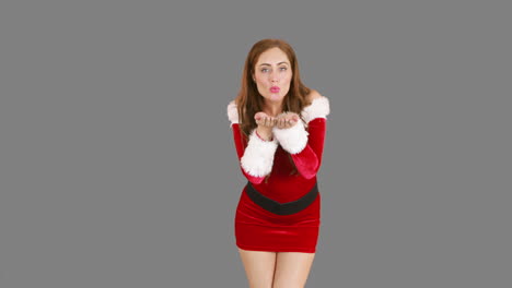 niña de navidad caminando y soplando besos a la cámara