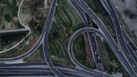 vista superior de curvas y carreteras llenas de tráfico