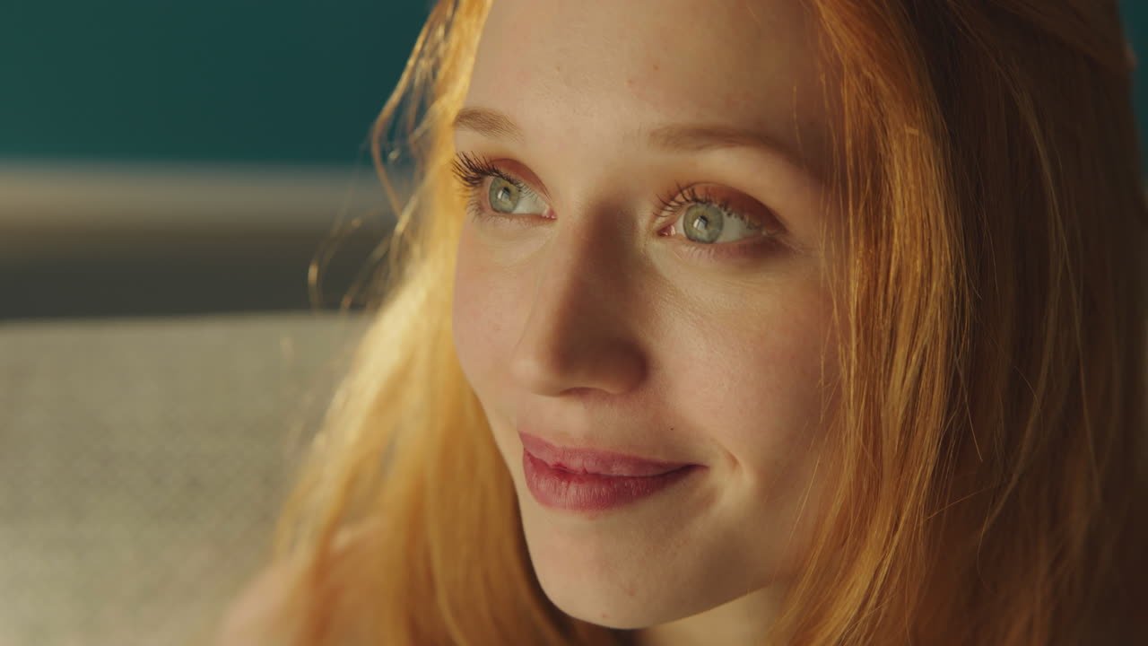 미소 짓는 아름다운 히스패닉 여성