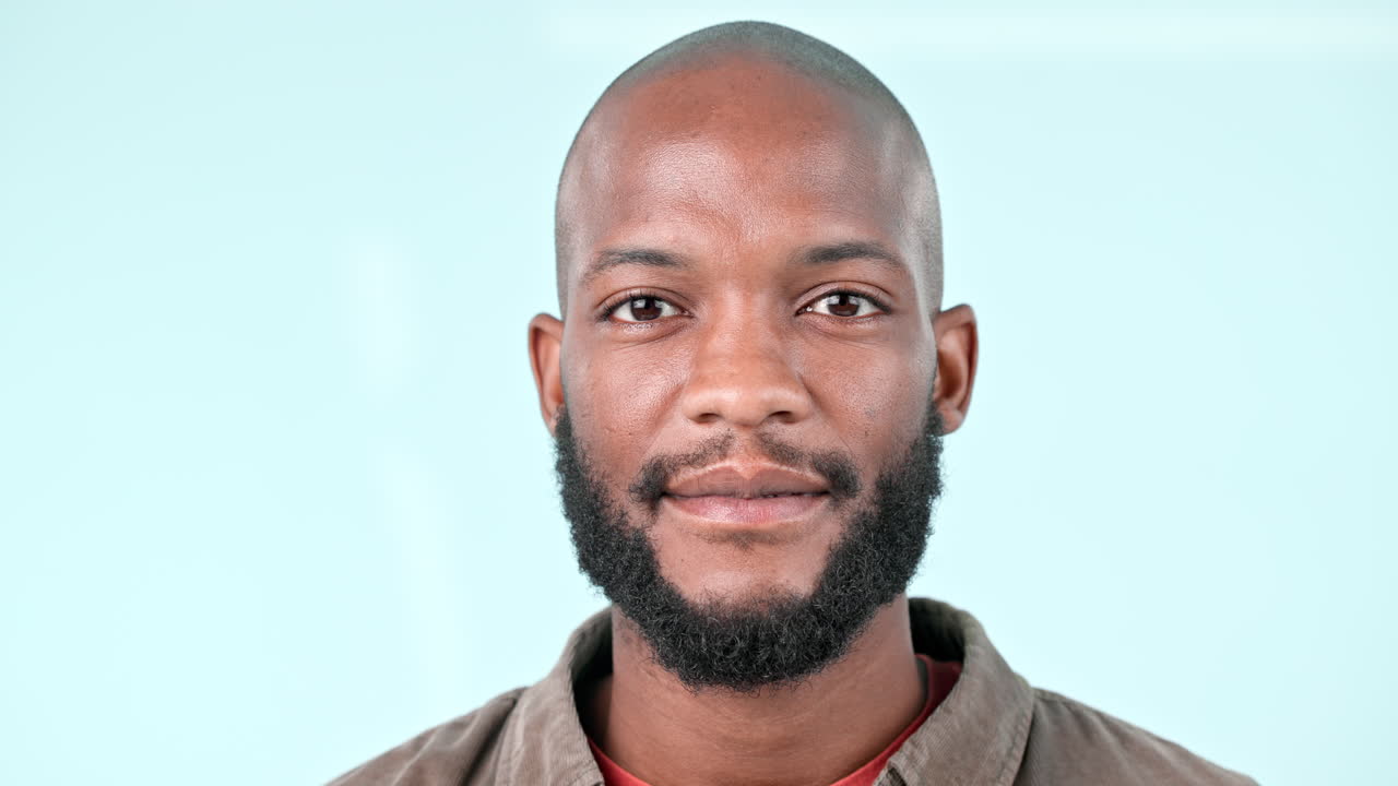 sorpresa, wow o cara de hombre negro en el estudio