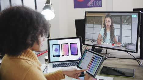mujer de negocios afroamericana en videollamada con una colega caucásica en la pantalla