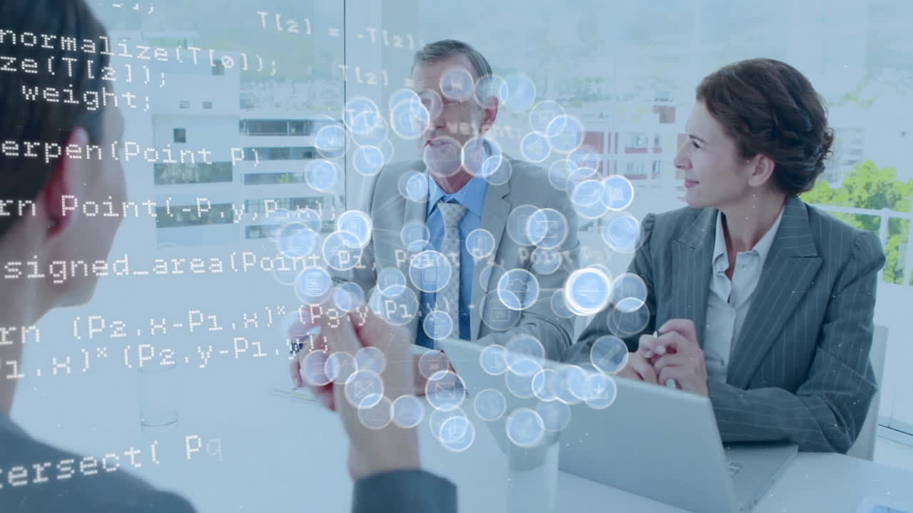 데이터 처리의 애니메이션과 다양한 비즈니스 사람들이 사무실에서 작업을 논의하는 아이콘