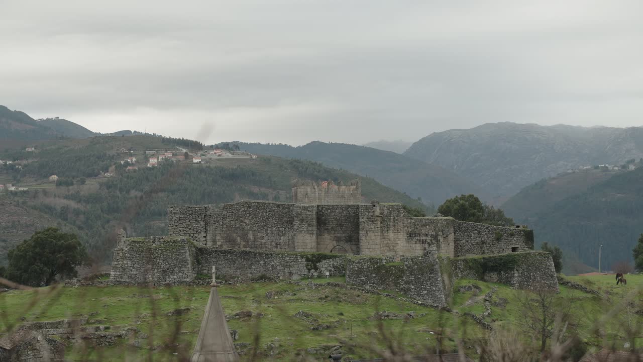 el castillo de lindoso con un telón de fondo de montañas verdes, portugal