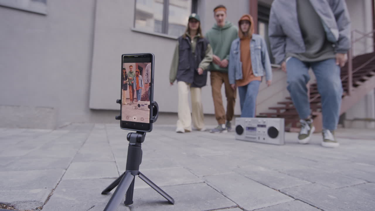 jóvenes bailando en la calle
