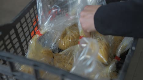 arroz empaquetado organizado en bolsas de plástico para su distribución
