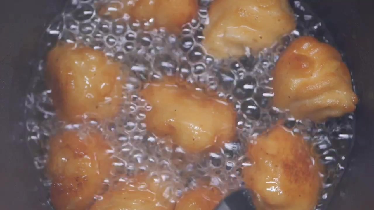 熱い油で揚げるドーナツホール
