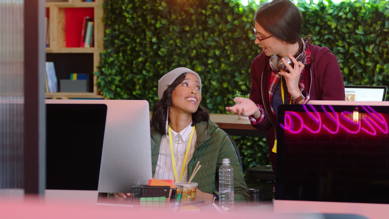 diseño web, capacitación y mujeres hablando