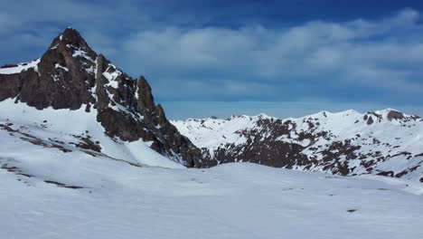 Icy-mountain-lake-in-winter-covered-in-snow