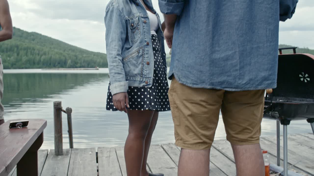 피크닉을 하는 젊은 친구들