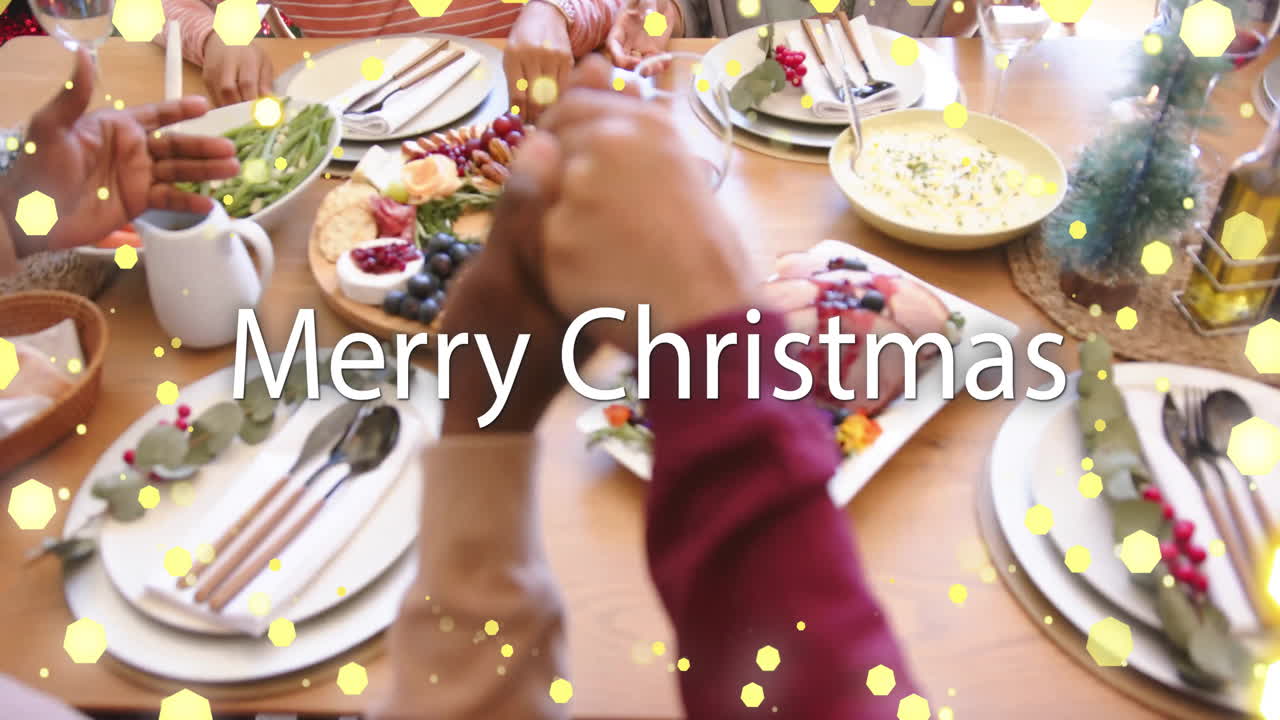 animación de texto de feliz navidad sobre diversos amigos mayores en la cena de navidad en casa