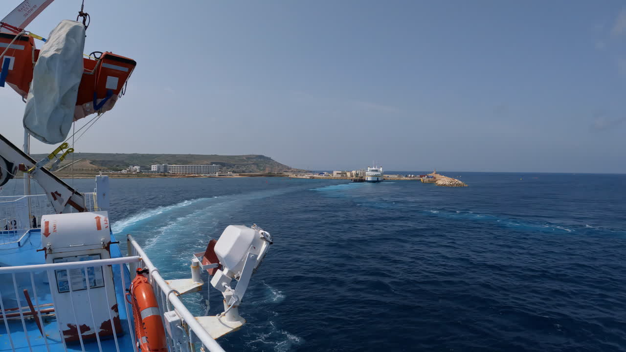 바다 에 있는 섬 의 항구 에서 출발 하는 큰 페리 보트 의 뒷면 에서 볼 수 있다