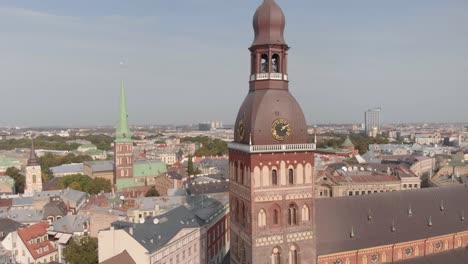 volo lento aereo intorno al campanile e alla guglia della cattedrale di riga in lettonia in una giornata di sole