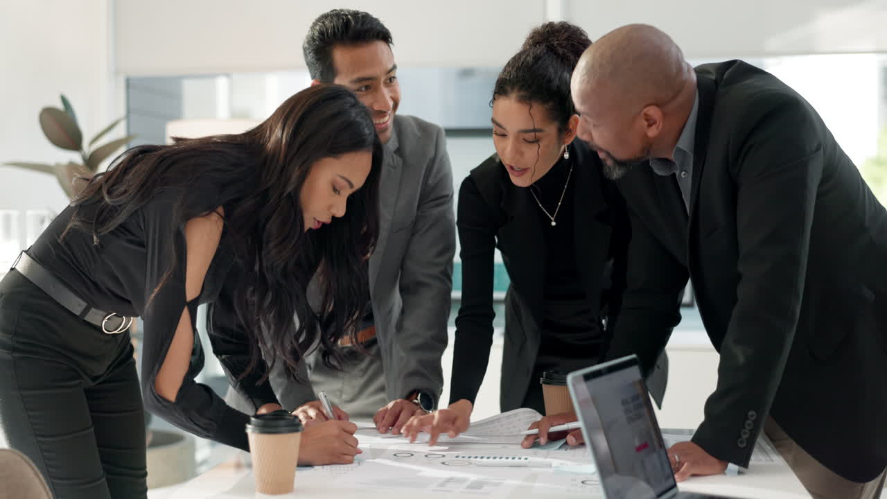 reunión, gente de negocios escribiendo notas