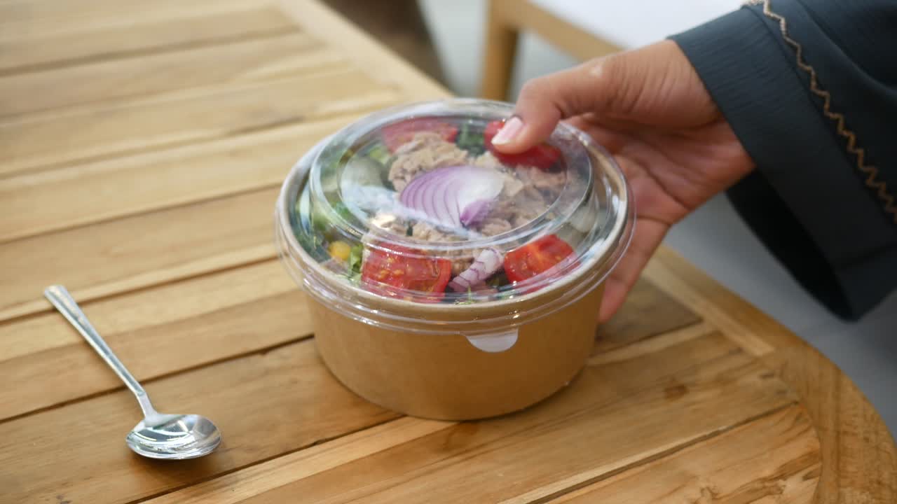 mujer con un tazón de ensalada de atún