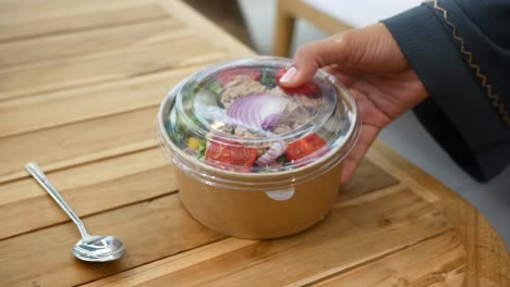 mujer con un tazón de ensalada de atún