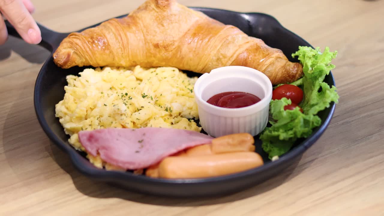 croissant, huevos y platillo de desayuno de jamón