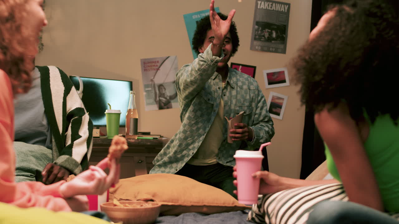 집에서 즐거운 시간을 보내는 친구들