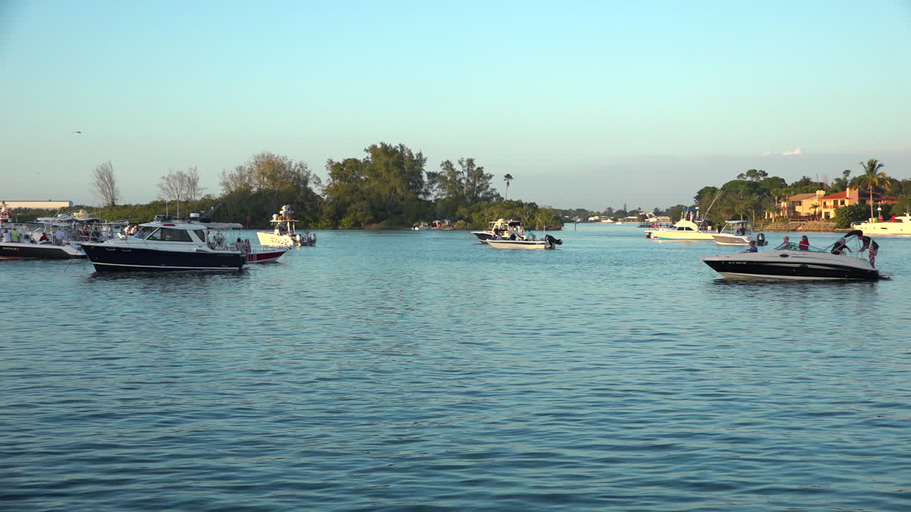 모터 보트는 플로리다 만에 앉아