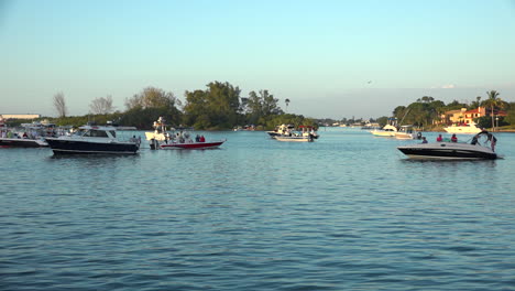 las lanchas se sientan en una bahía de florida