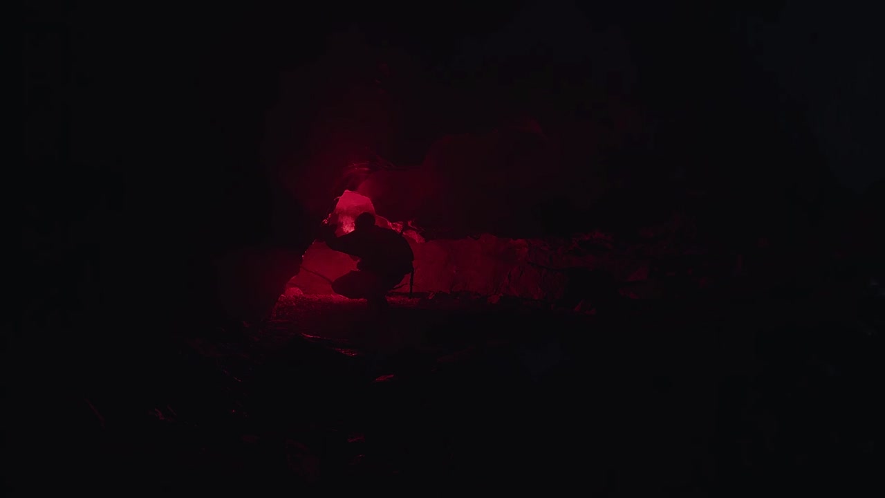explorando una cueva por la noche con luz roja