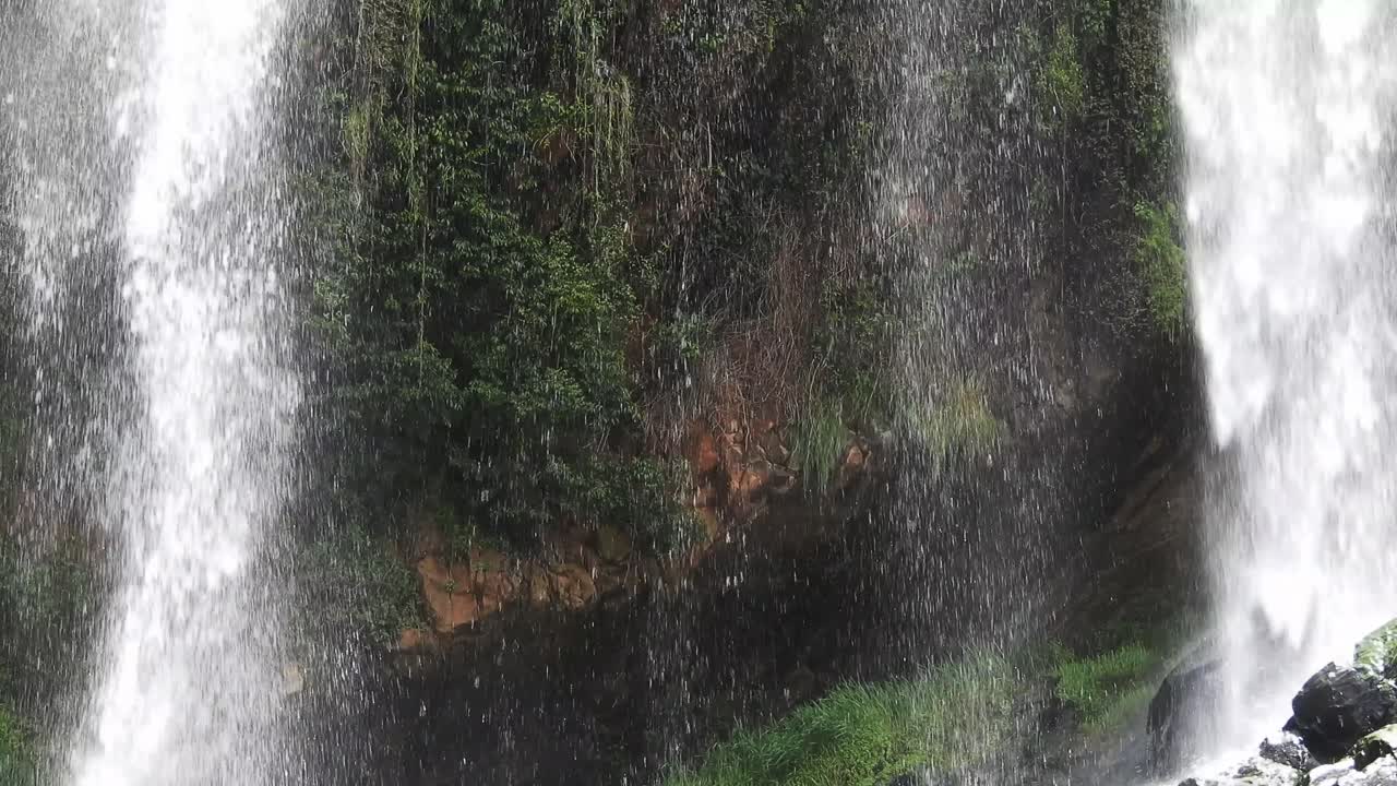 남아프리카 공화국 루데푸르트에 있는 월터 시술루 국립 식물원에서 바위 위로 흐르고 떨어지는 악어 강 폭포