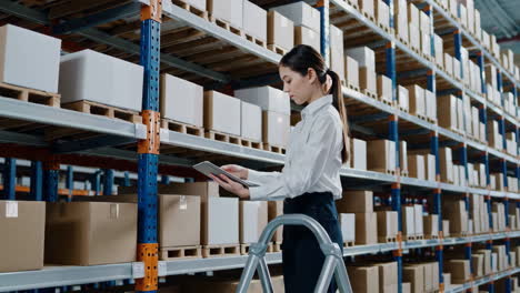 trabajador de almacén comprobando el inventario con una tableta
