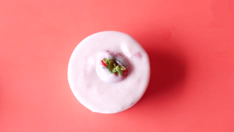 yogur y fresa en un plato en blanco