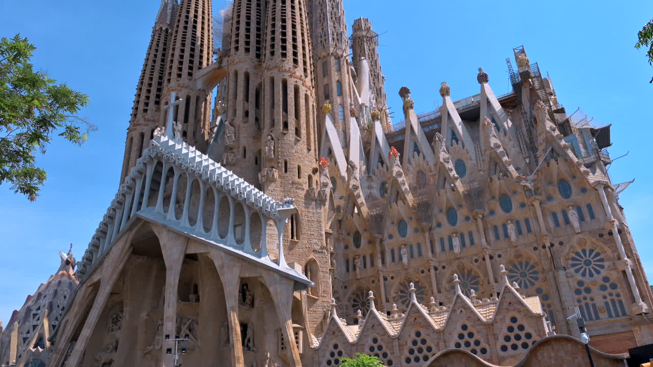 Vista della Basilica de la Sagrada Familia nel quartiere Eixample di Barcellona, Catalogna, Spagna
