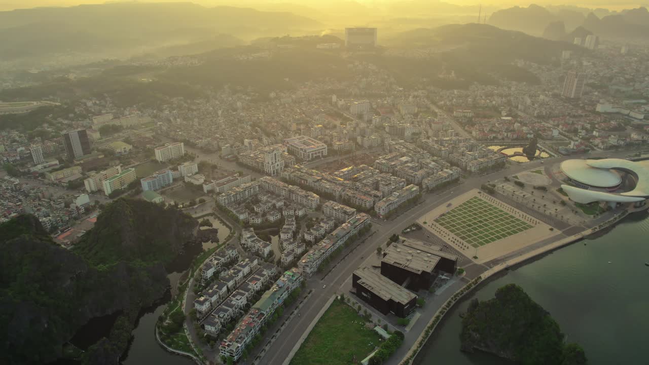 베트남 하롱만 근처의 하롱롱 시 (hang long city) 는 동남아시아의 자연 경이로움이다.