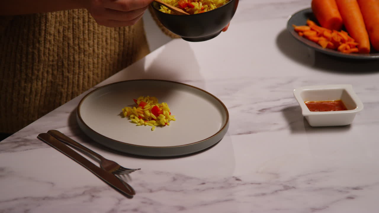 primer plano de una mujer en casa en la cocina preparando una comida vegetariana o vegana saludable de pasta de orzo y tomates asados 1