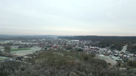 Imágenes-Aéreas-De-Un-Pequeño-Pueblo-A-Principios-De-Invierno,-Cubierto-De-Nieve-Por-Primera-Vez