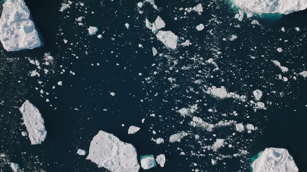 ilulissat icefjord의 바다와 얼음 위의 드론