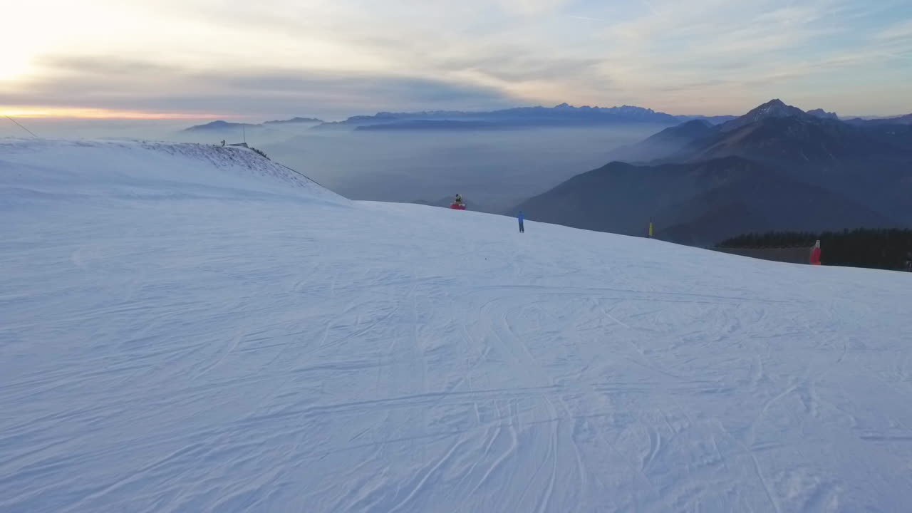 Veduta aerea panoramica di una seggiovia e dell'area sciistica.