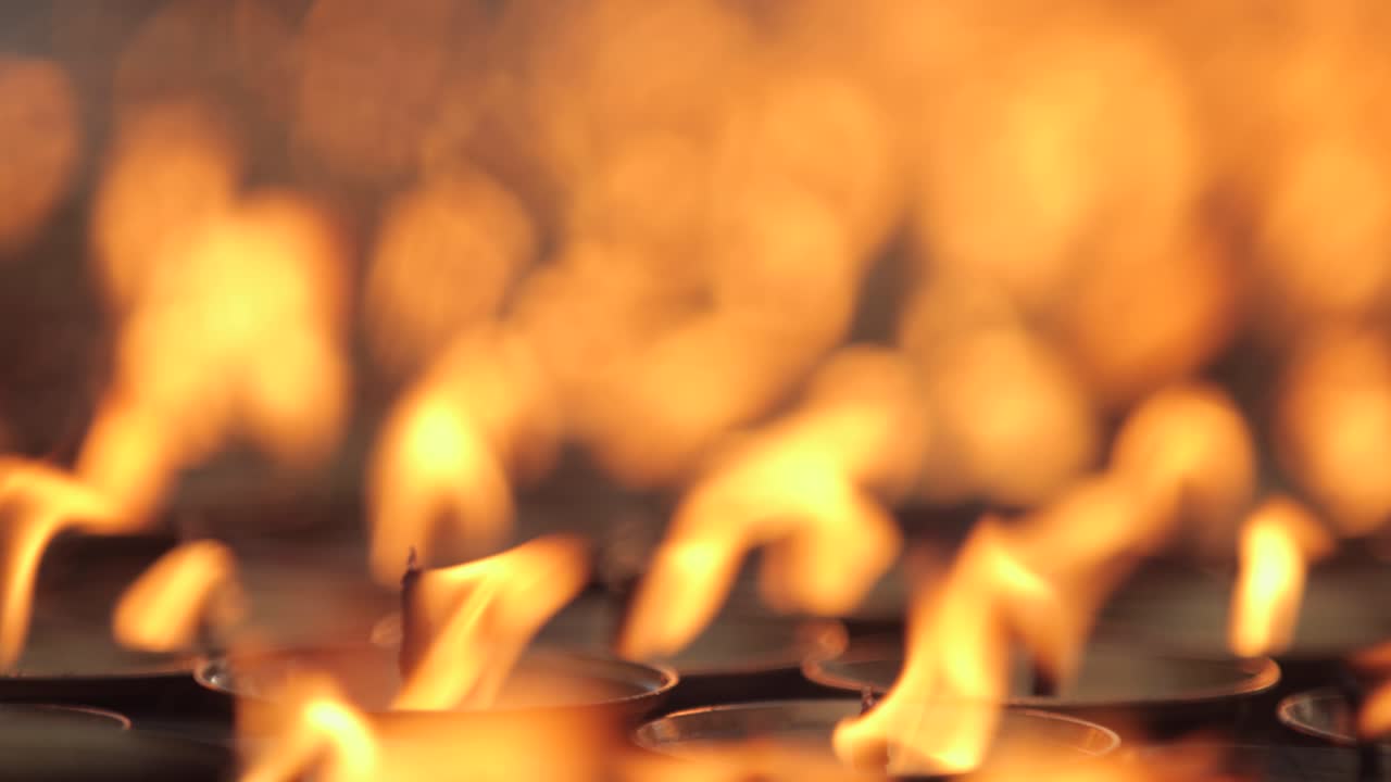 hermosas velas de oración arden en un templo budista