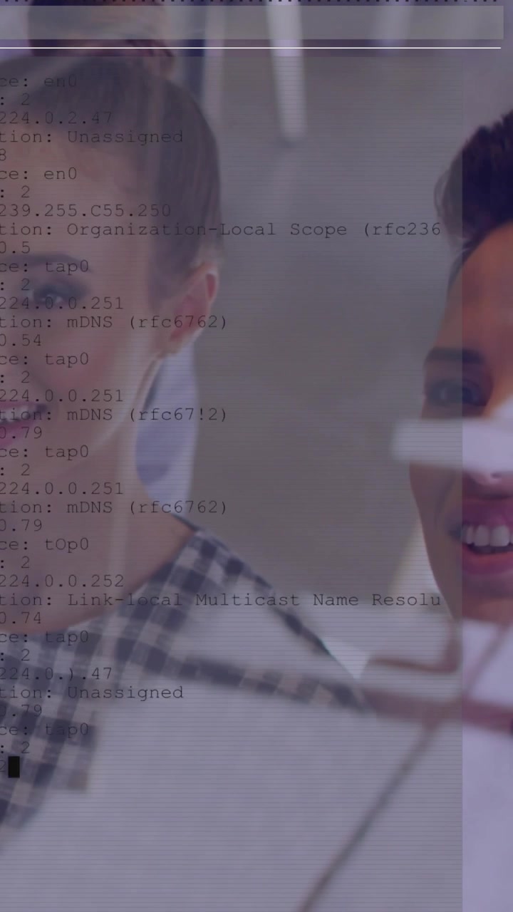 Video verticale: Team IT che osserva uno schermo dopo una scansione di rete, con l'output che scorre sui volti, sorridendo.