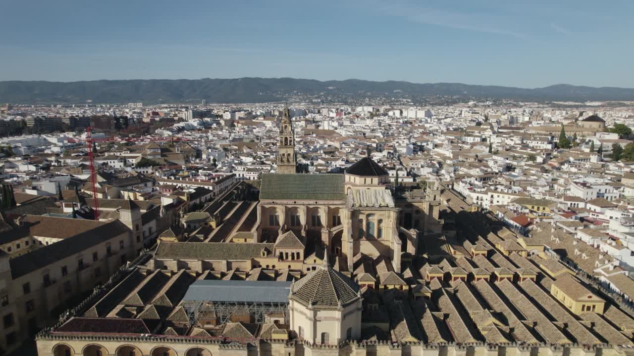 A icônica Grande Mesquita (Mezquita) em Córdoba, Espanha; sobrevoo aéreo.