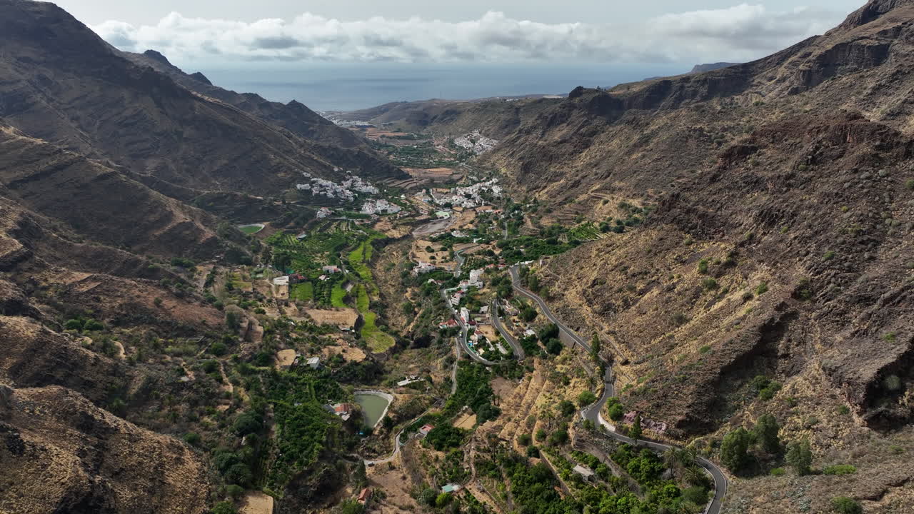 agaete en vista panorámica: montañas y valles en imágenes aéreas