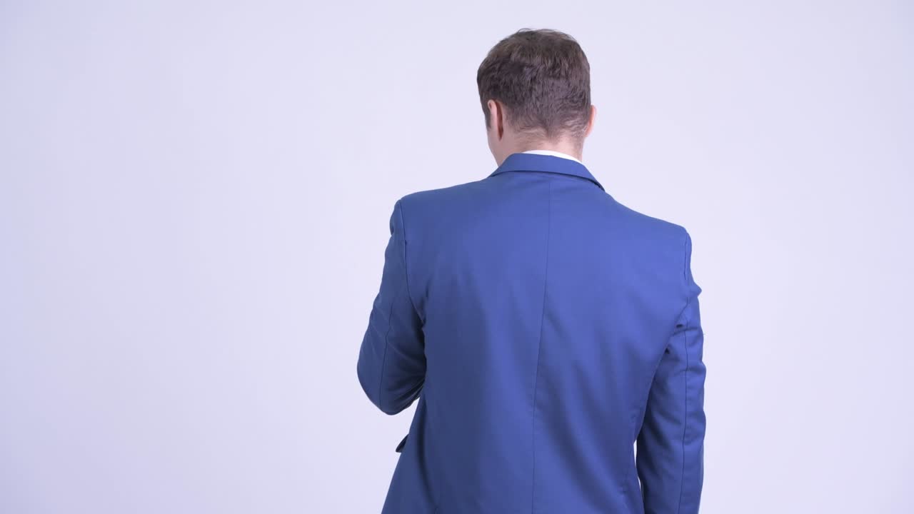 슈트 입은 잘생긴 젊은 사업가