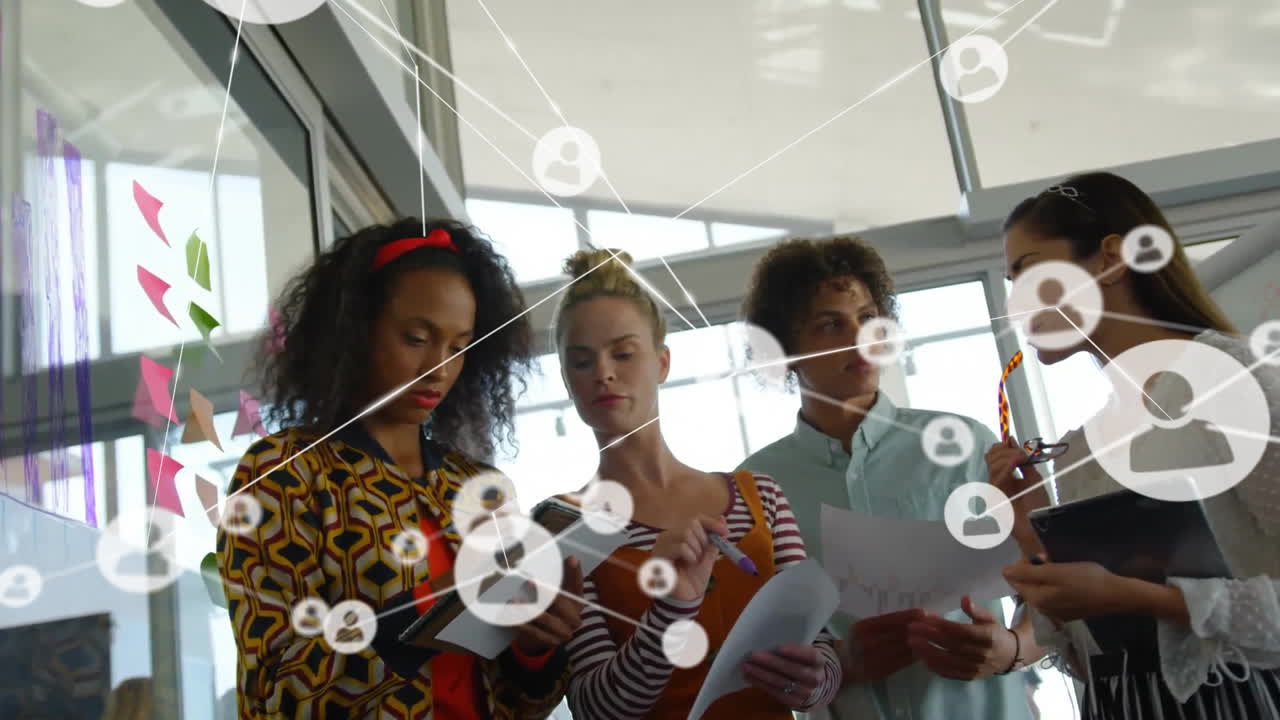 animación de la red de conexiones con iconos sobre diversas personas de negocios en la oficina