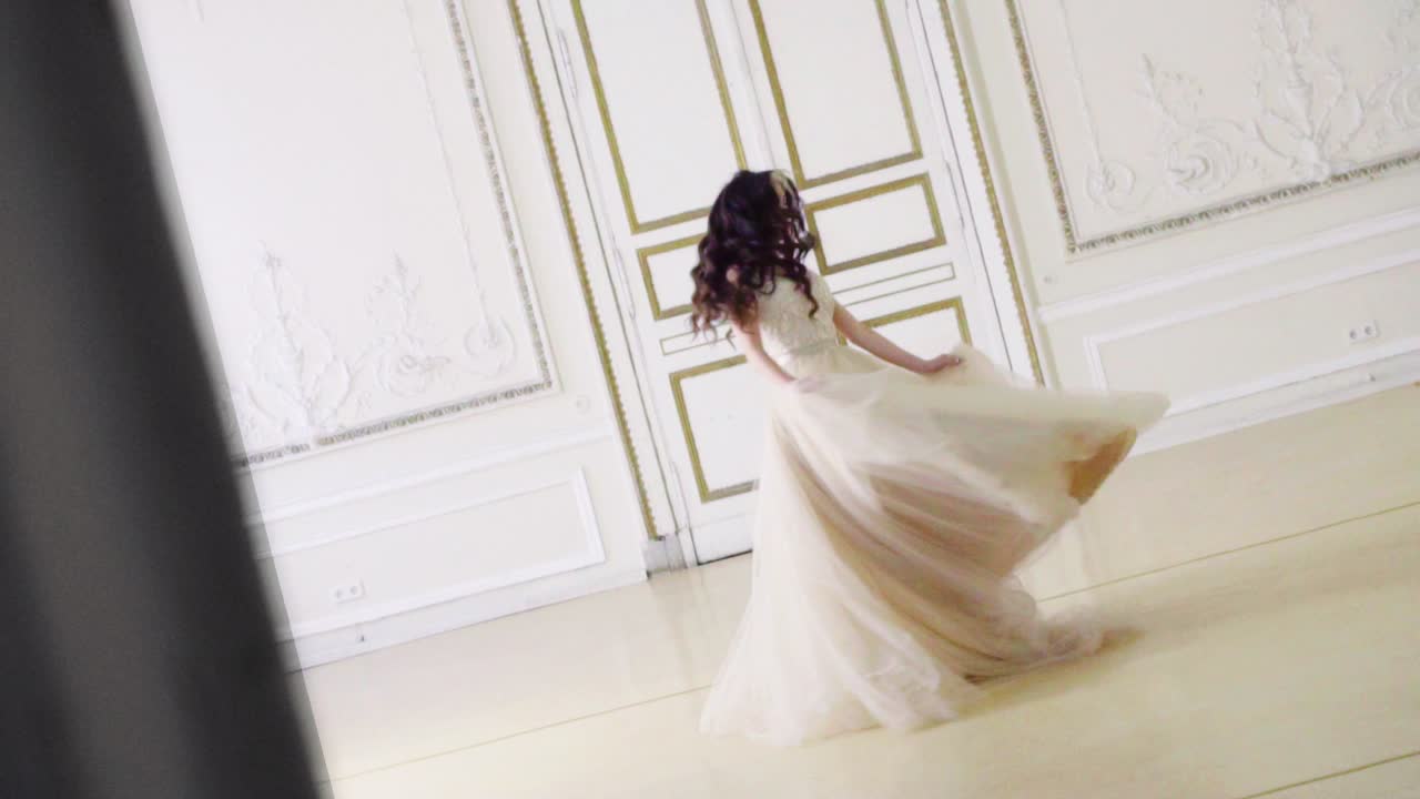 아름다운 소녀가 긴 저녁 드레스를 입고 춤을 춘다