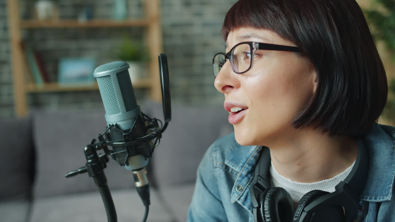 Donna podcaster che registra